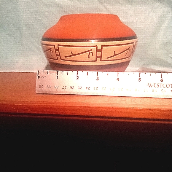 Jeanne High Elk Native American Sioux Pottery Vase with Peace Pipes - Picture 6 of 6